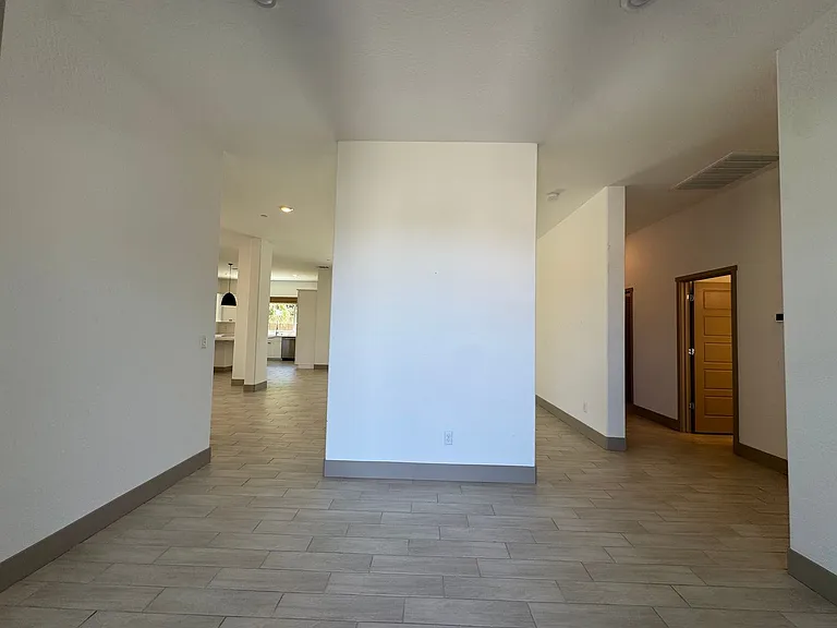 2637 W Andrew Ln — Photo 3