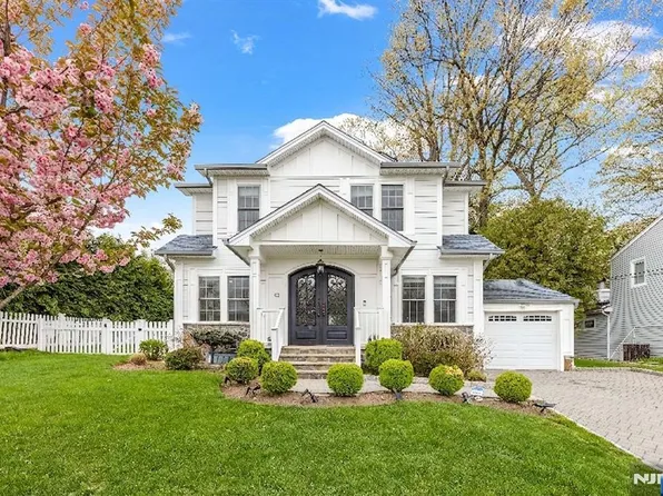 61 Roosevelt St, Cresskill, NJ 07626