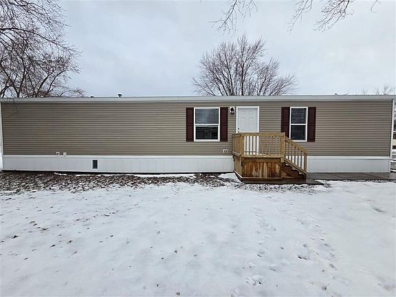 4th image of 607 Carriage Lane Est
