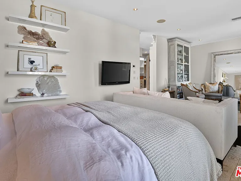 2425 Clement Ave — Photo 29