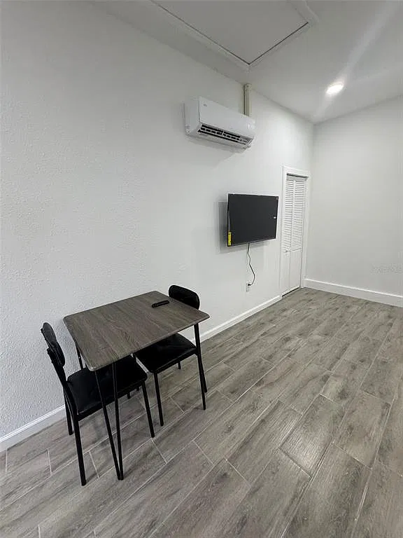 1 bed, 1.0 bath, 400 sqft, $1,200 — Photo 4