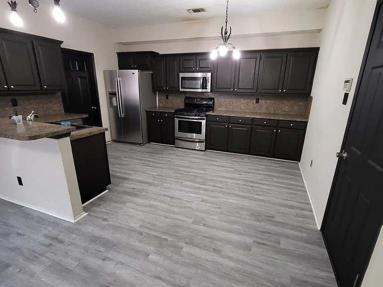 549 Raintree Cir — Photo 6