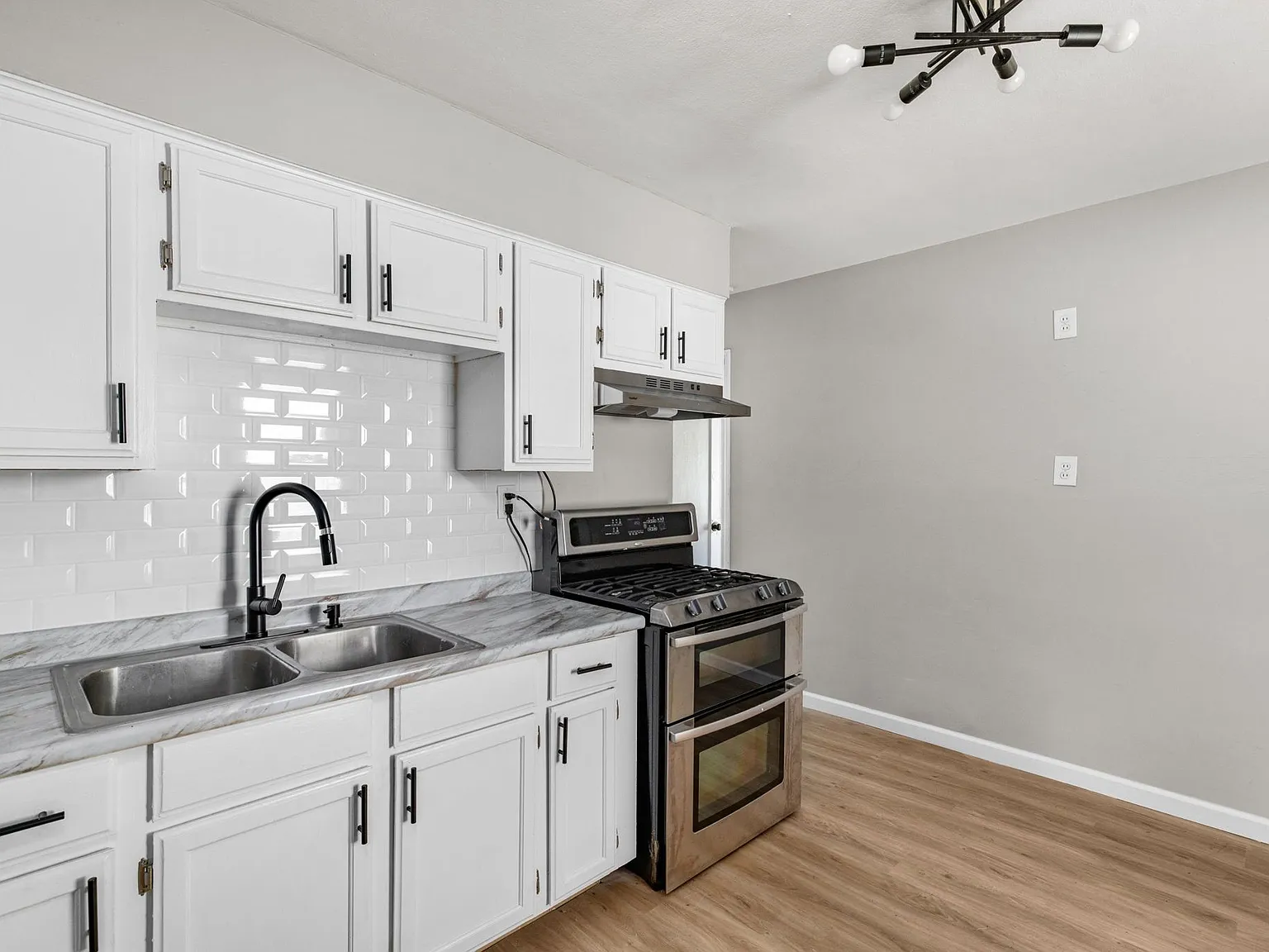 3 bed, 1.0 bath, 1294 sqft, $1,350 — Photo 2