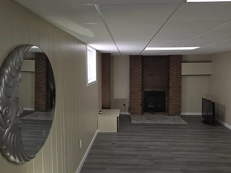 600 sf lower level basement that you can access from the garage. Additionally, 1 full bathroom and laundry.