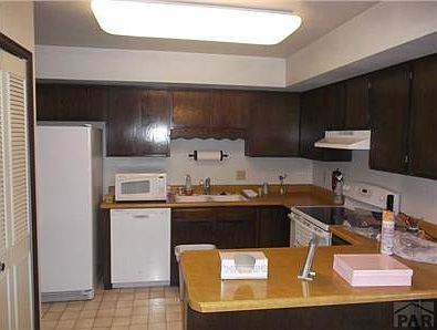 2nd image of 8 Hampton Ln
