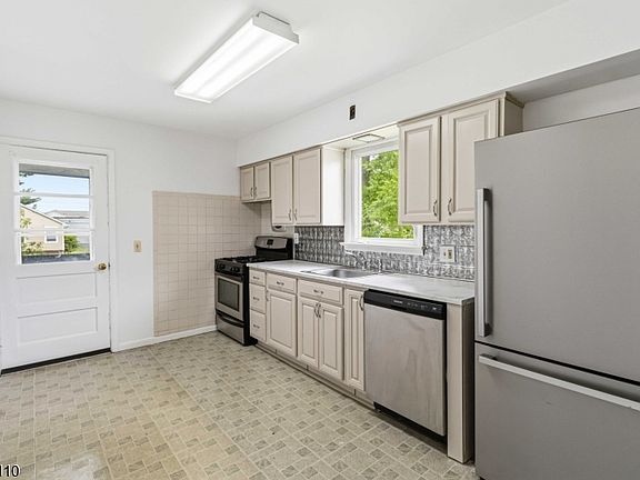 5th image of 15 Emmet Ave #2