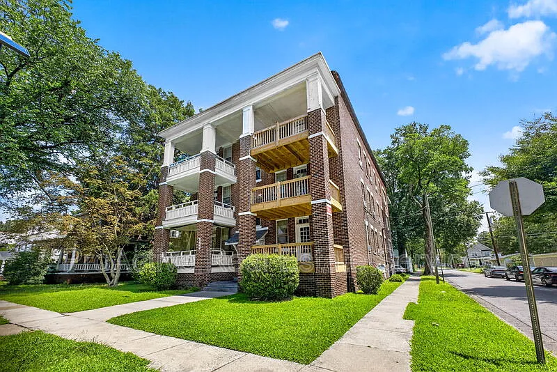 3 bed, 1.0 bath, 1200 sqft, $1,425 — Photo 2
