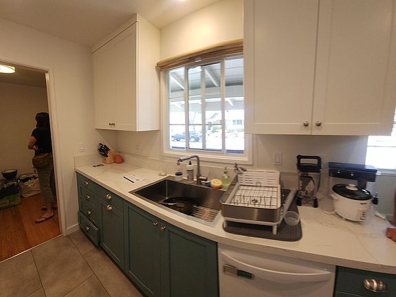 5th image of 599 Stanford Dr