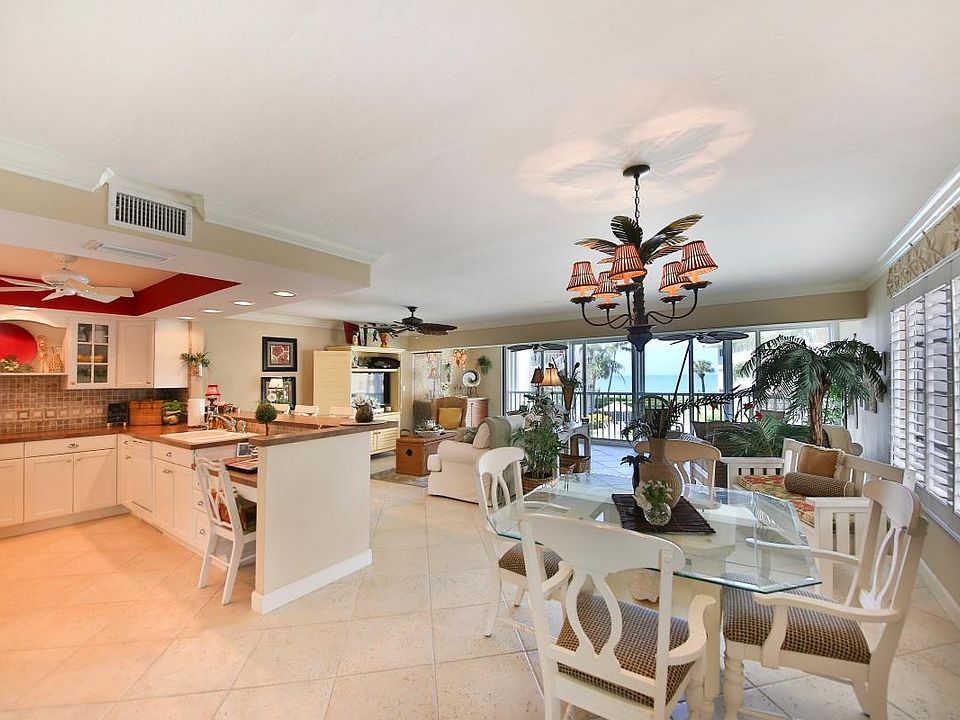 Open floor plan w/ office nook in the kitchen
