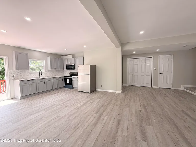 129-131 S Bromley Ave #FRONT — Photo 12