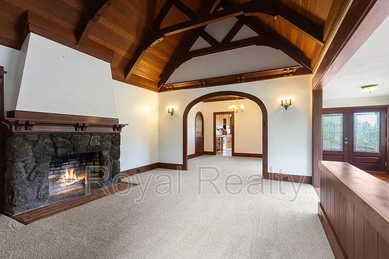 4 bed, 2.0 bath, 2248 sqft, $6,000 — Photo 3
