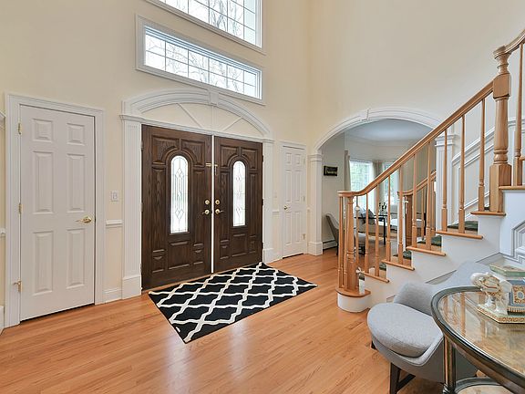 5th image of 8 Kenilworth Dr