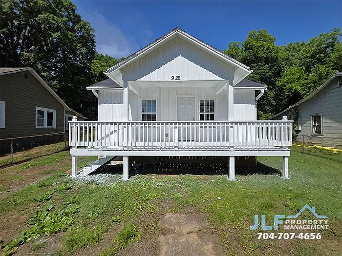 2 bed, 1.0 bath, 744 sqft, $1,150 — Photo 2