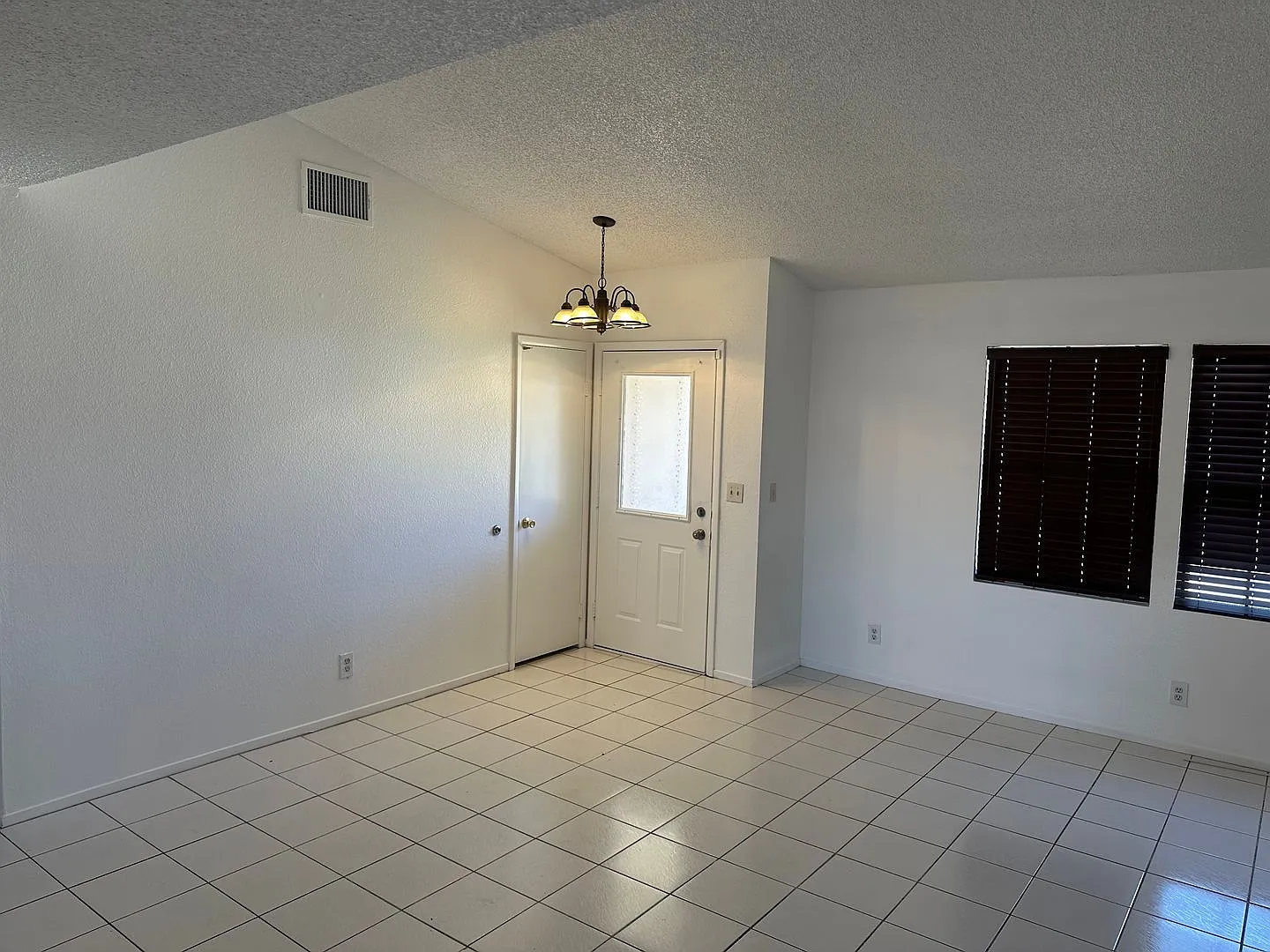 SW!! Spring Valley!! Single Story Covered Patio Fire Place!! Pet Friendly Community Parks Nearby — Photo 4