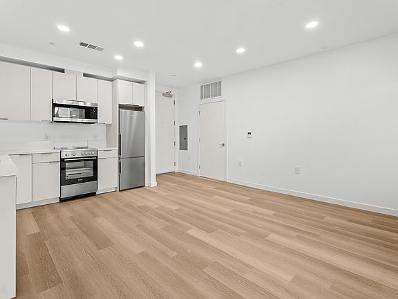 4th image of 1233 S Dunsmuir Ave #923c40611