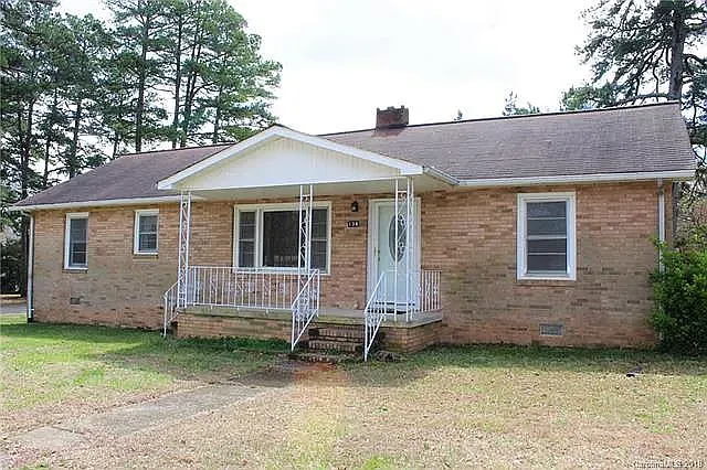 138 Whitman Cir — Photo 2
