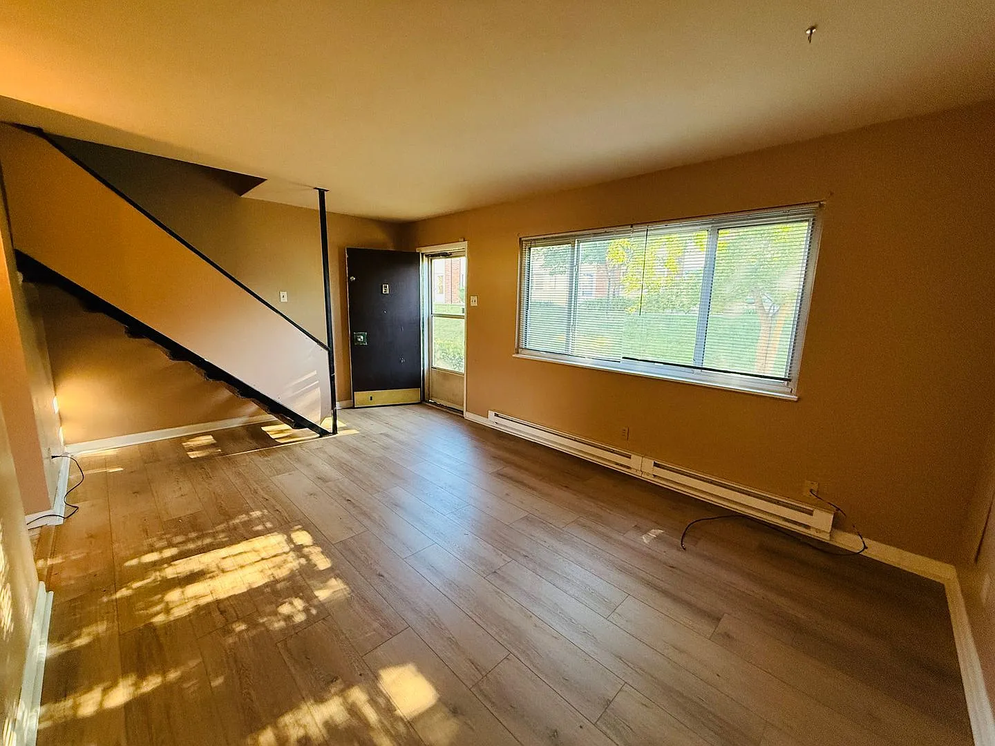 3 bedroom 1.5 bathroom - Two story condominium — Photo 4