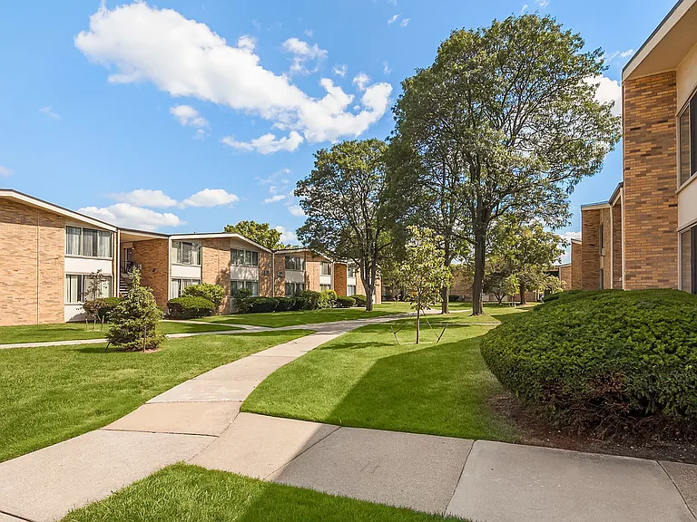 Oakwood Villa Apartments — Photo 9