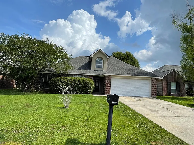 11327 Hampton Ct — Photo 1