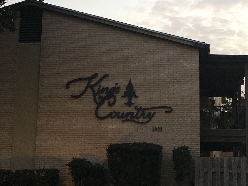 KINGS COUNTRY! CENTRALLY LOCATED ON SOUTH COLLEGE. NEAR OSHNER'S HOSPITAL (LAFAYETTE GENERAL) AND CLOSE TO GIRARD AND MONCUS PARKS!