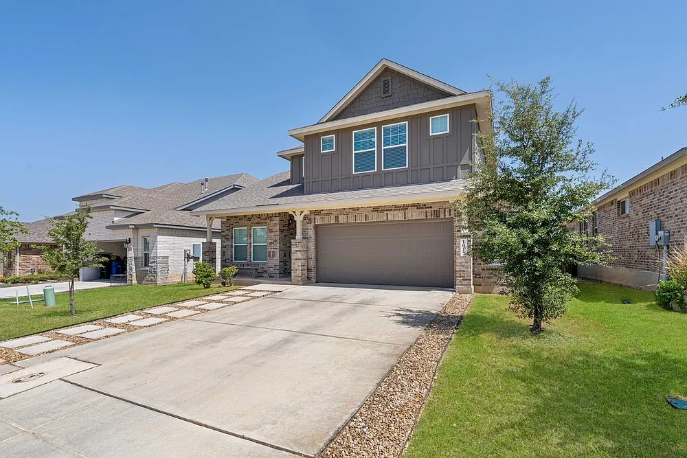 Spacious 4-Bed Oasis with Pool Access & Modern Upgrades in New Braunfels — Photo 3