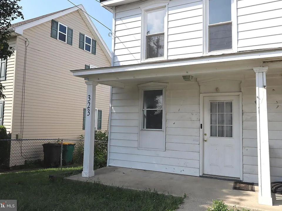 323 W North St