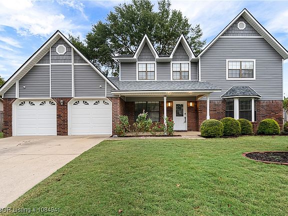 2nd image of 904 Fairview Ln