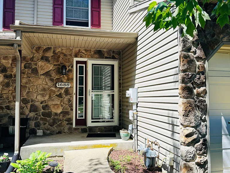 1688 Pinewind Dr — Photo 1