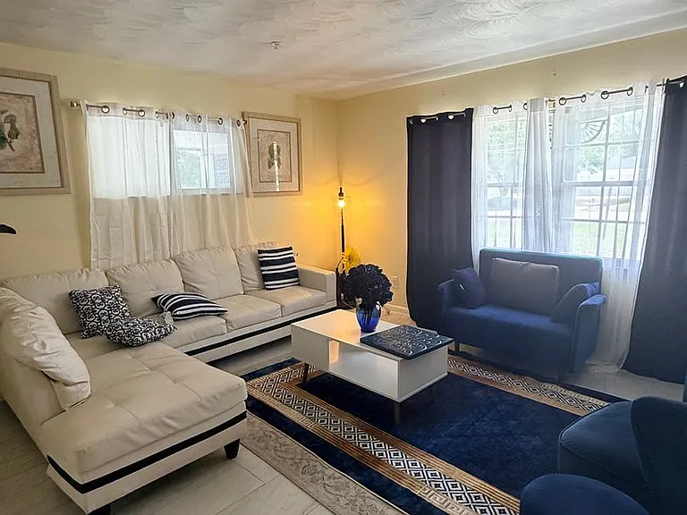385 E Wildmere Ave — Photo 4