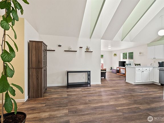 5th image of 8608 Sebastian Drive NE