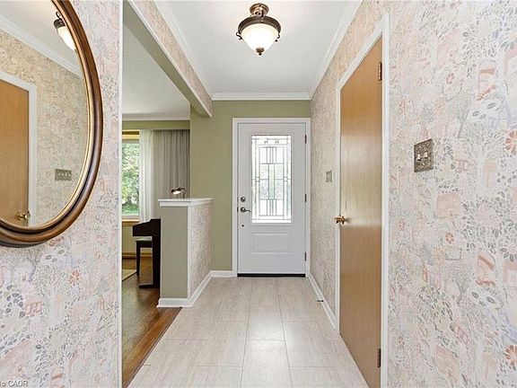 5th image of 206 Elizabeth St S
