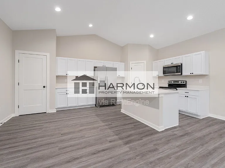 3304 W 9th St N — Photo 3