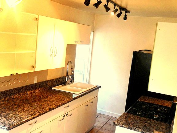 4th image of 3037 Redwood St