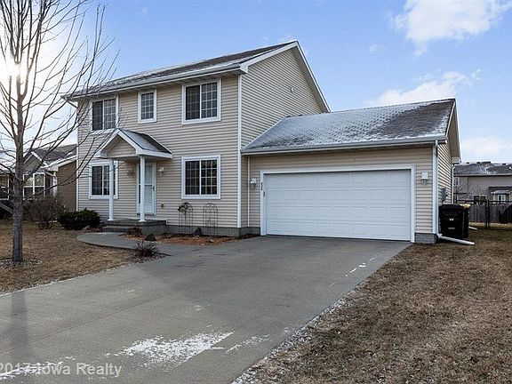 2nd image of 820 SE Westgate Dr