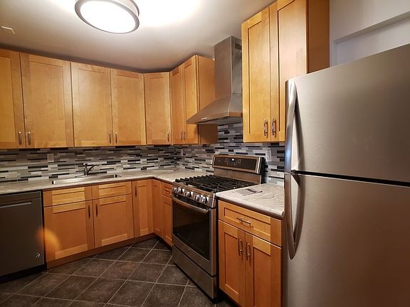 3rd image of 2461 27th St APT 3