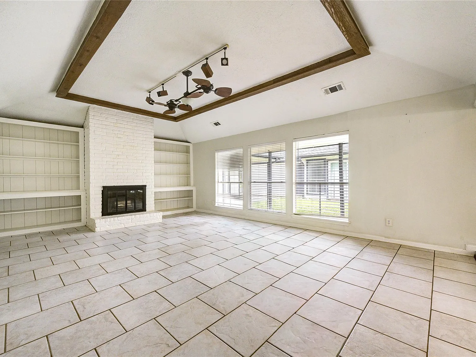 5 bed, 3.0 bath, 2693 sqft, $2,500 — Photo 4