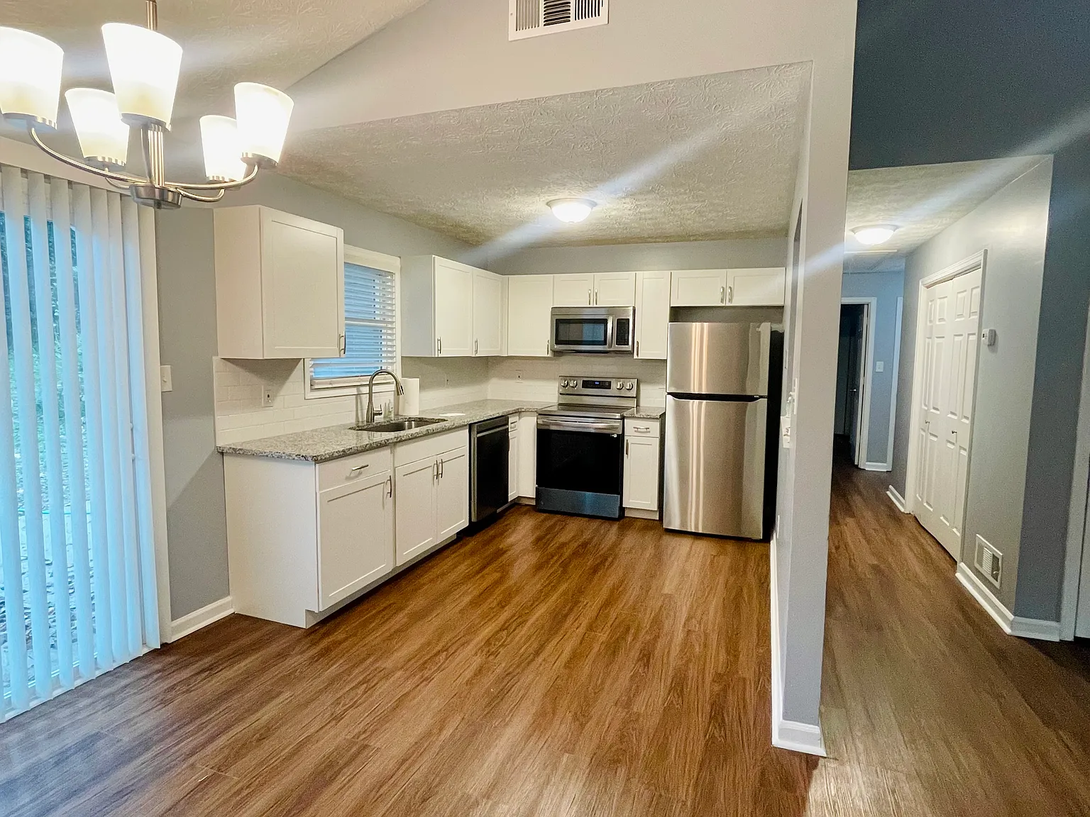3 bed, 1054 sqft, $2,090 — Photo 3