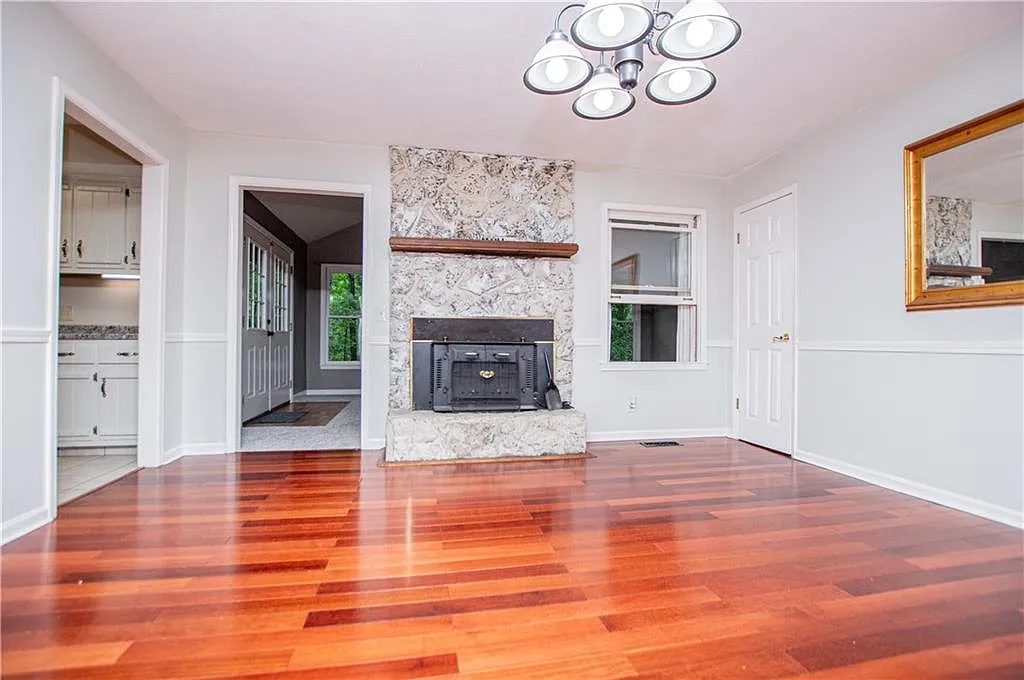 3 bed, 2.0 bath, 1652 sqft, $2,300 — Photo 3