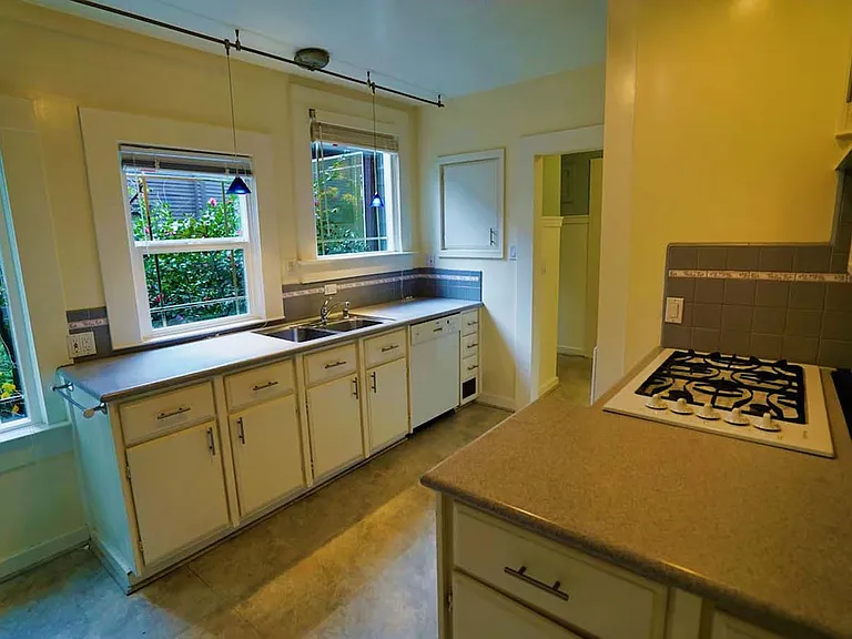 2836 Derby St — Photo 10