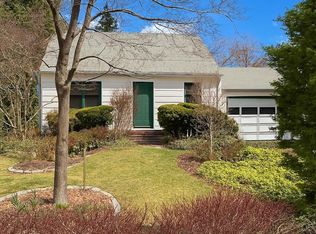 11 Mansion Dr, Hyde Park, NY 12538