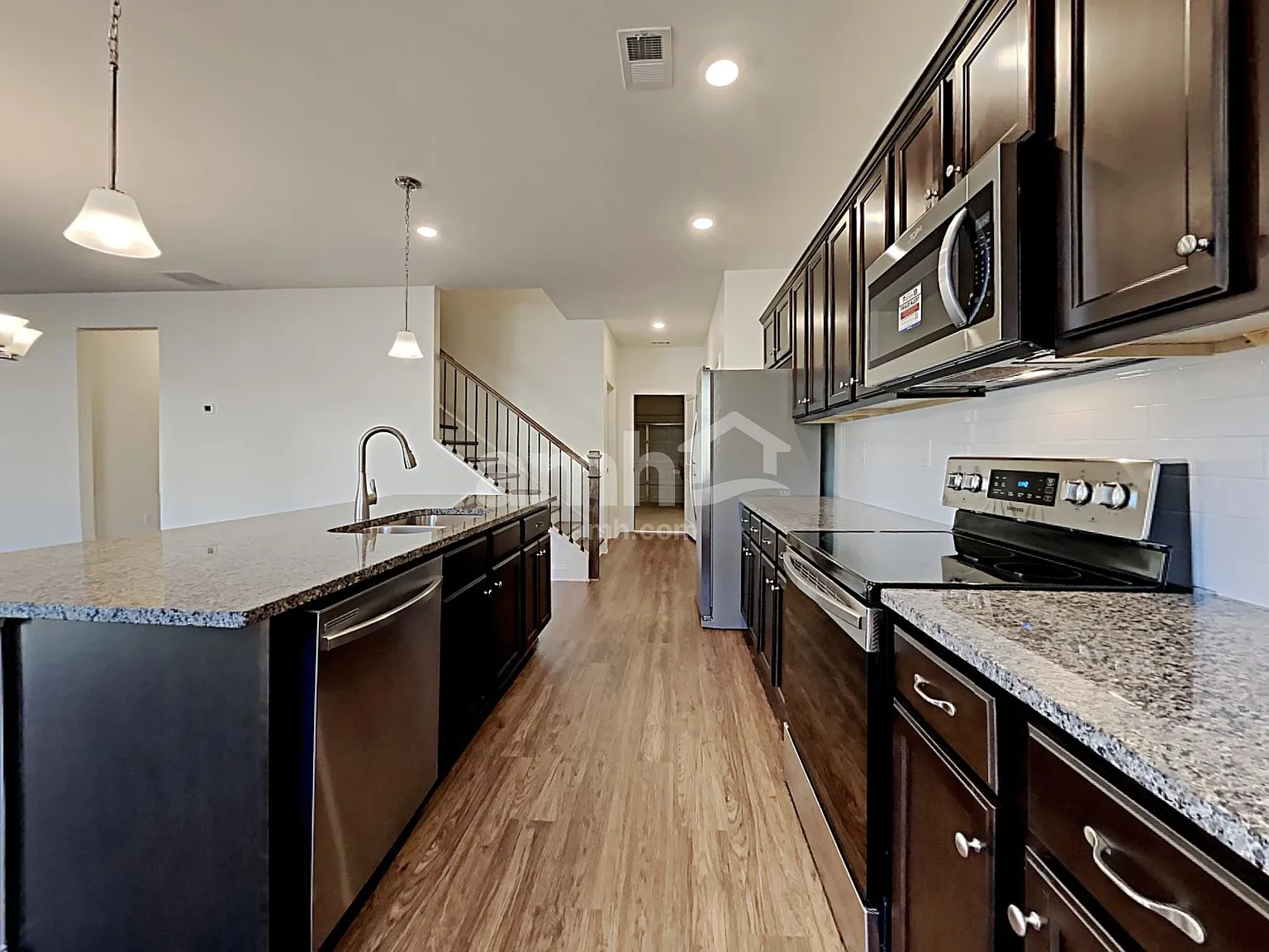 5 bed, 3.0 bath, 2407 sqft, $2,730 — Photo 4