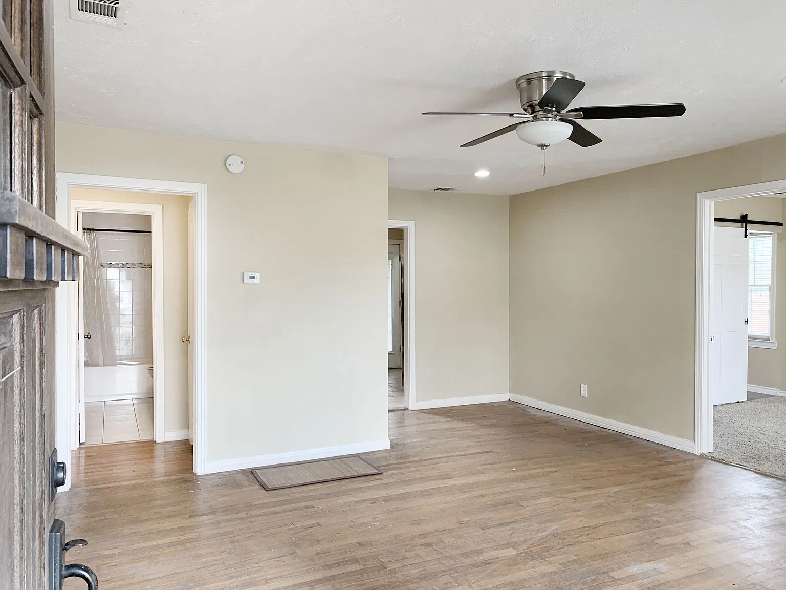 3 bed, 1052 sqft, $2,050 — Photo 4