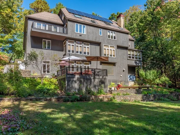 100 Larkspur Dr, Amherst, MA 01002