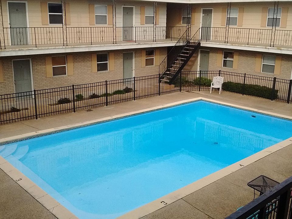 Private, inner courtyard 9ft pool.