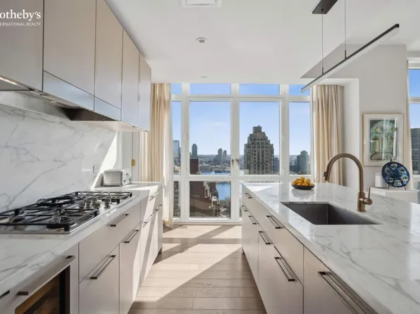 305 East 51st Street image 4 of 22