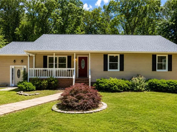 8253 Manor Dr, Gloucester, VA 23061