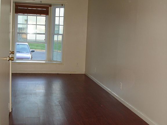 3rd image of 403 Madison Ct