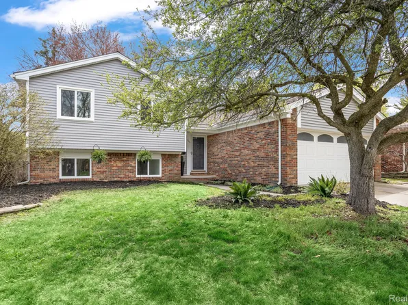805 Abbey Ln, Milford, MI 48381