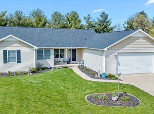 110 Falcon Ridge Dr, Le Roy, IL 61752