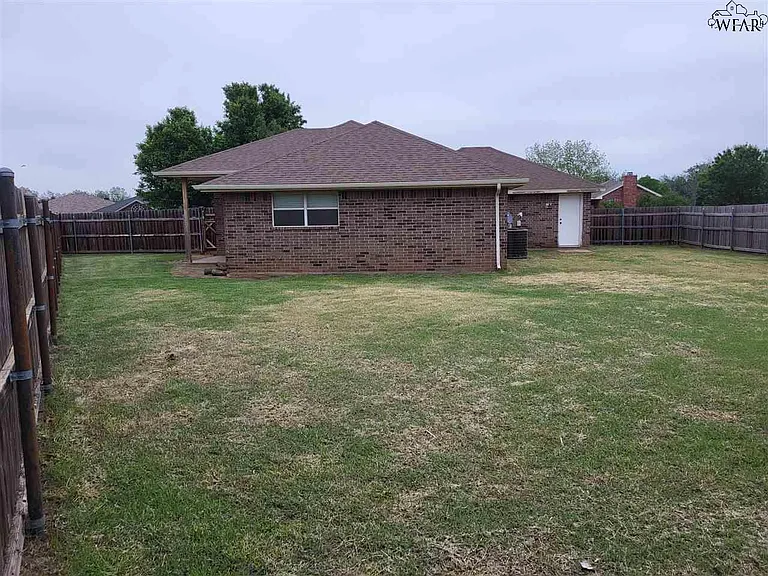 404 Swenson St — Photo 13